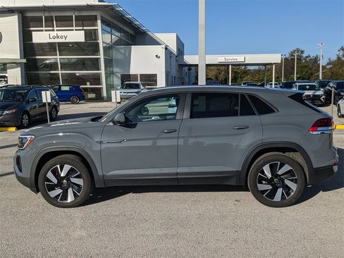 Certified 2025 Volkswagen Atlas Cross Sport SE image 3