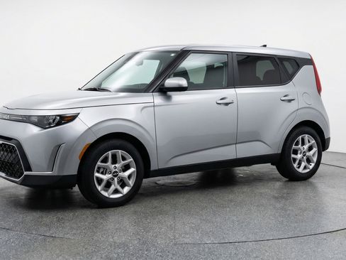 Used 2025 Kia Soul LX w/ LX Technology Package FWD image 3