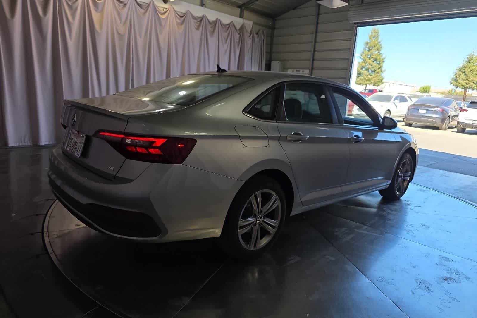 Used 2024 Volkswagen Jetta SE FWD image 3