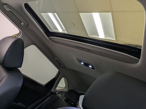 Certified 2022 Kia Seltos SX w/ Sunroof Package image 21