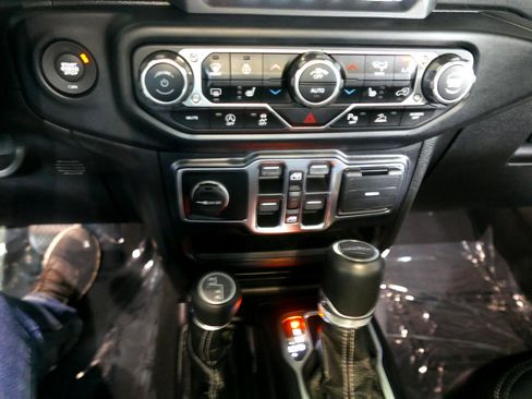 Used 2020 Jeep Gladiator Overland image 15