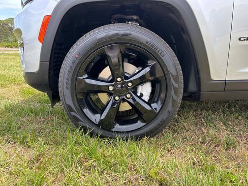 New 2025 Jeep Grand Cherokee Limited w/ Black Appearance Package RWD image 10