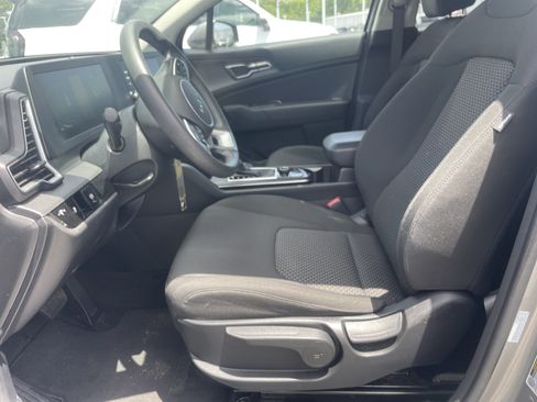 Used 2025 Kia Sportage LX FWD image 16