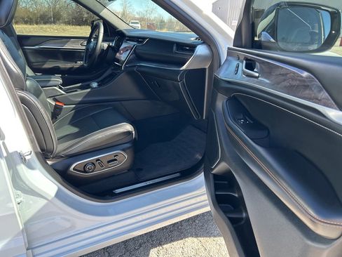 Used 2025 Jeep Grand Cherokee L Overland w/ Luxury Tech Group IV image 17