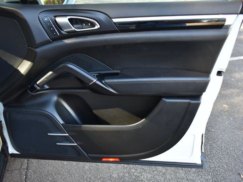 Used 2018 Porsche Cayenne Platinum Edition image 38