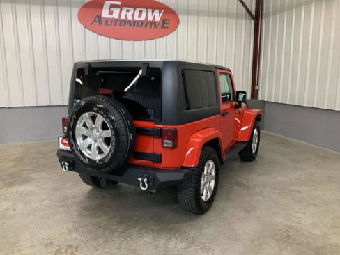 Used 2017 Jeep Wrangler Sahara w/ Connectivity Group AWD/4WD image 12