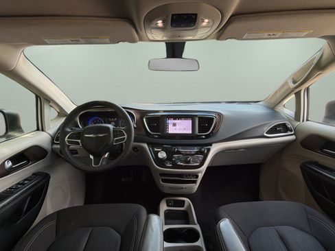 Used 2022 Chrysler Voyager LX FWD image 7