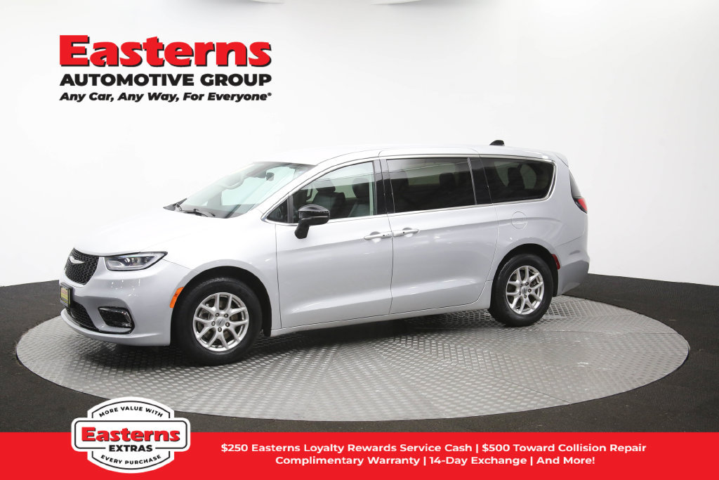 Used 2024 Chrysler Pacifica Touring-L FWD image 57