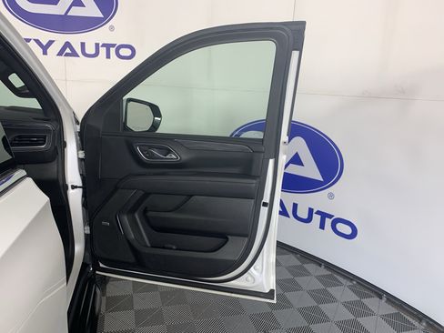 Used 2023 GMC Yukon XL SLT AWD/4WD image 39