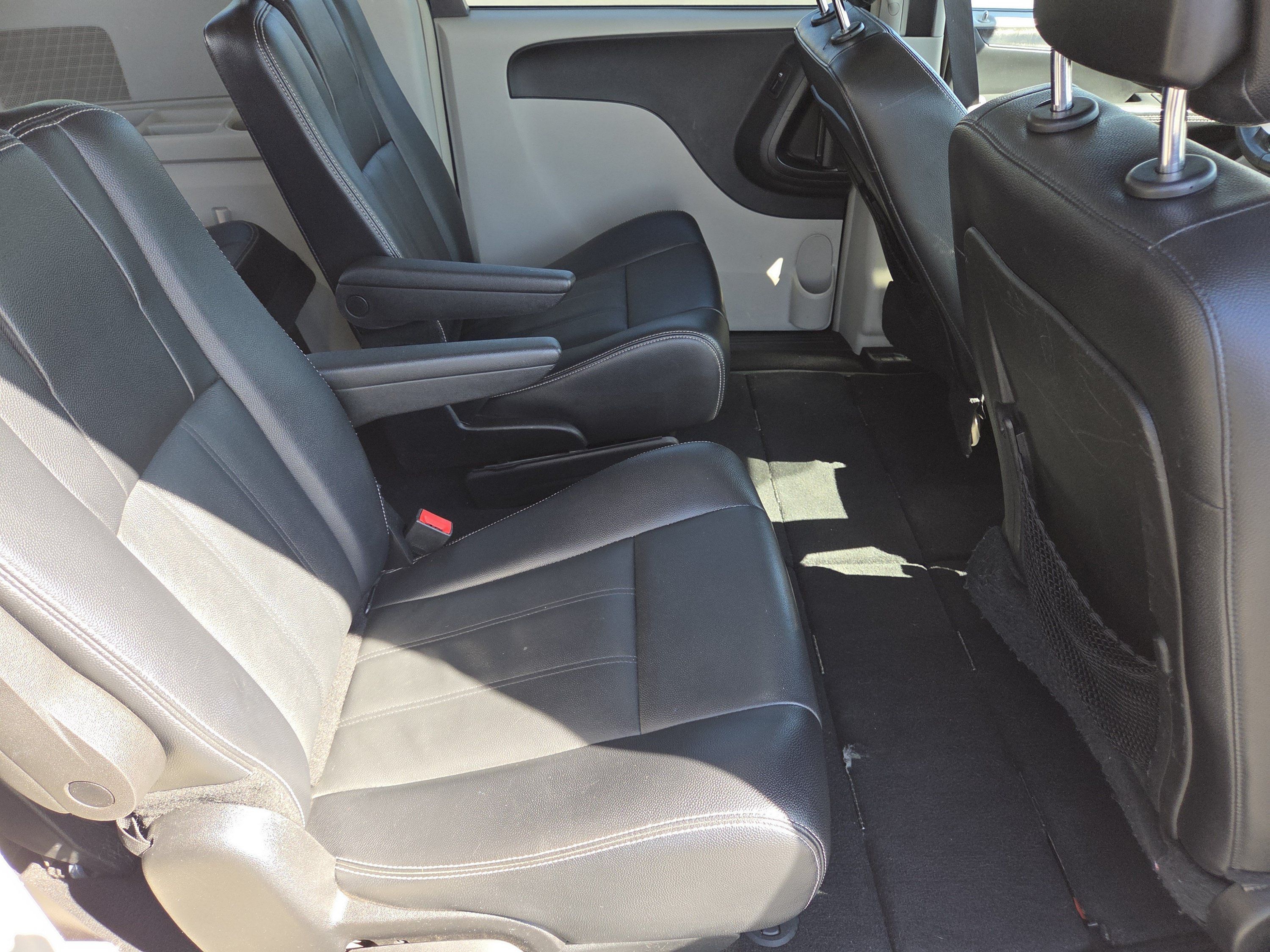 Used 2015 Chrysler Town & Country Touring FWD image 27
