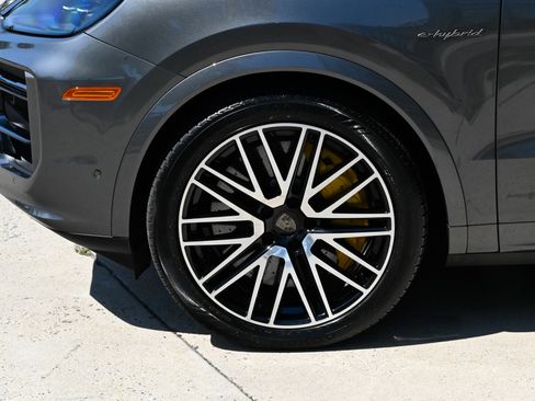 Used 2025 Porsche Cayenne Turbo AWD/4WD image 9