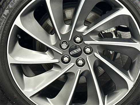 Used 2023 Lincoln Nautilus Reserve w/ Equipment Group 201A image 5