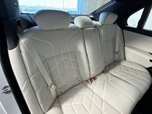 Used 2025 BMW 760i xDrive w/ Premium Package AWD/4WD image 32