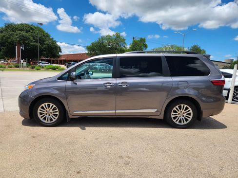 Used 2017 Toyota Sienna XLE w/ XLE Navigation Package FWD image 2