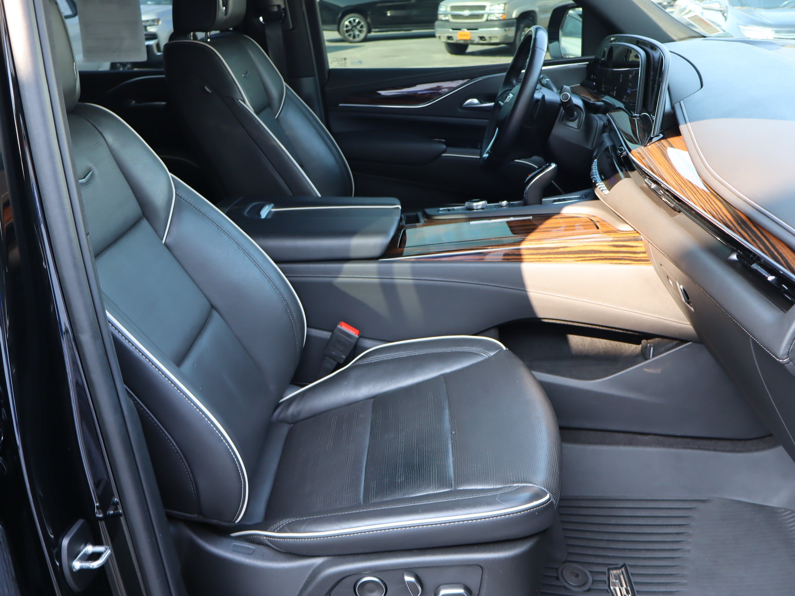 Used 2024 Cadillac Escalade ESV Premium Luxury AWD/4WD image 44