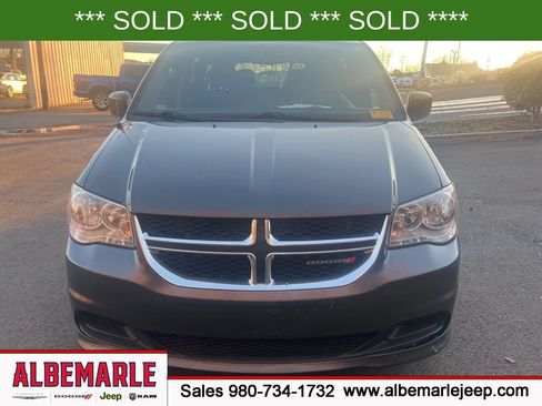 Used 2016 Dodge Grand Caravan SE FWD image 2