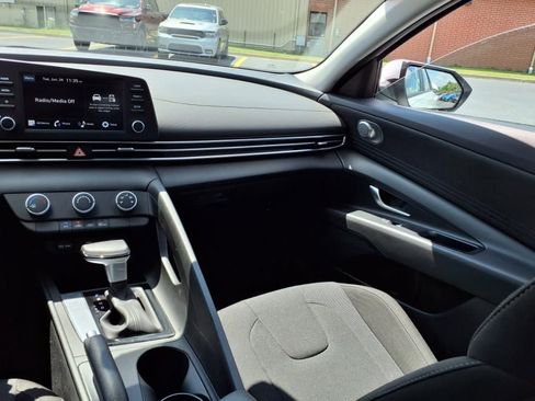 Used 2025 Hyundai Elantra SE image 17