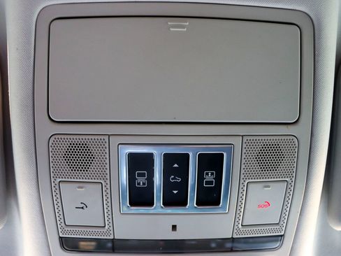 Used 2017 Land Rover Discovery First Edition image 48