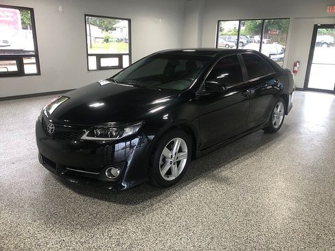 Used 2014 Toyota Camry SE FWD image 1