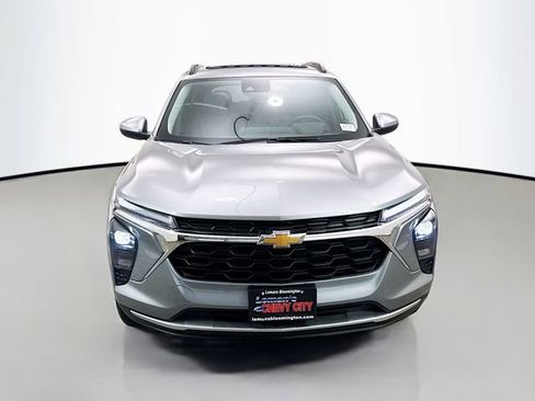 New 2026 Chevrolet Trax LT w/ Sunroof Package image 2