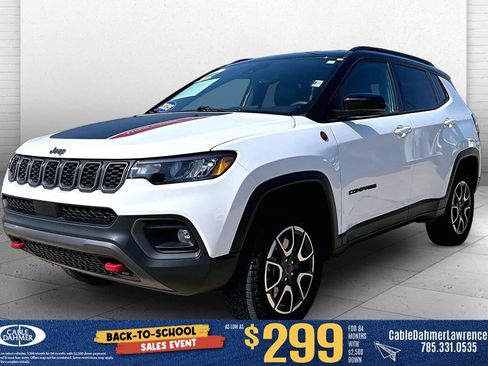 Used 2025 Jeep Compass Trailhawk AWD/4WD image 3