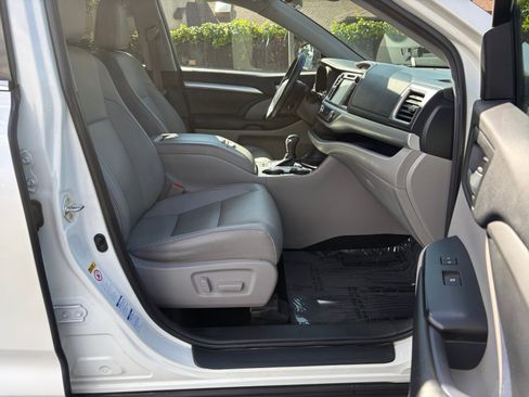 Used 2019 Toyota Highlander XLE AWD/4WD image 31