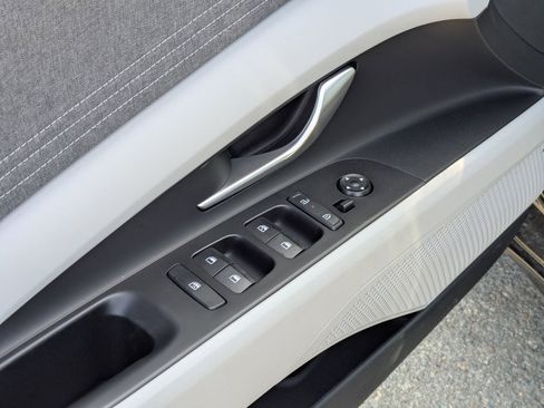 New 2025 Hyundai Elantra Limited image 16