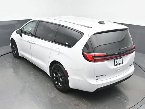 Used 2024 Chrysler Pacifica Limited FWD image 41