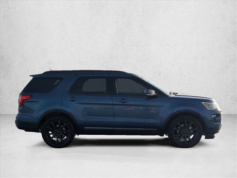 Used 2018 Ford Explorer XLT w/ Equipment Group 202A FWD image 4