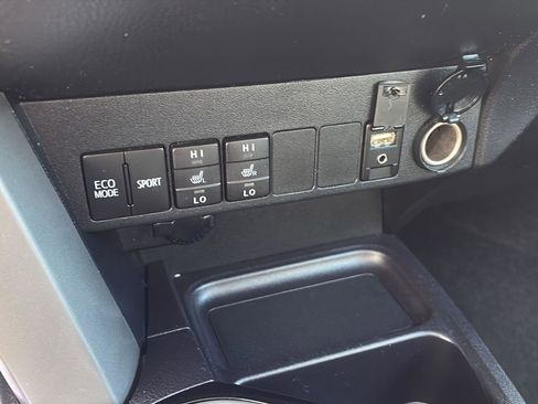 Used 2018 Toyota RAV4 Limited image 20