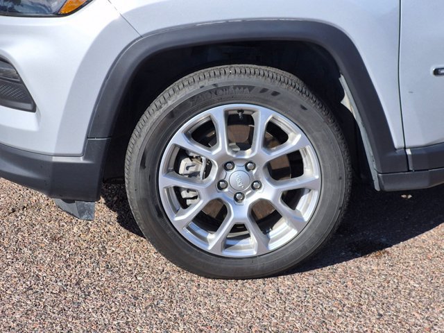 Used 2024 Jeep Compass Latitude w/ Sun and Sound Group AWD/4WD image 14
