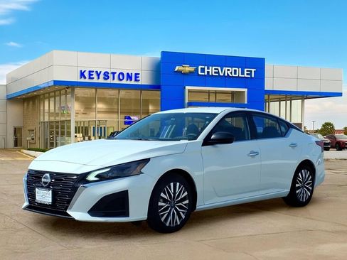 Used 2025 Nissan Altima 2.5 SV FWD image 3