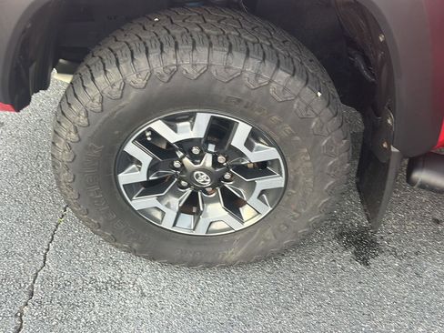 Used 2017 Toyota Tacoma TRD Off-Road w/ Premium & Technology Package image 39