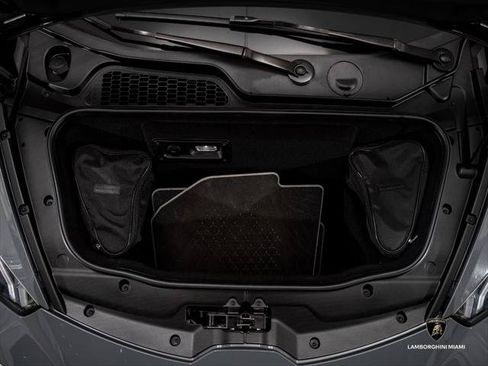 Used 2018 Lamborghini Huracan Performante AWD/4WD image 6