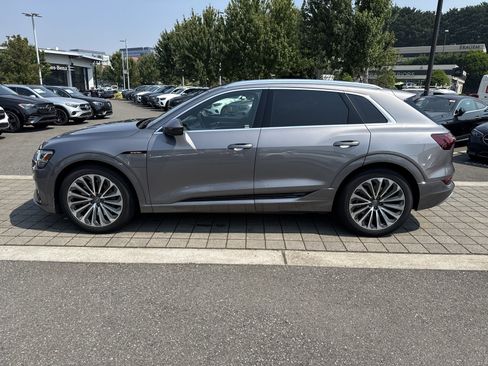 Used 2019 Audi e-tron Prestige w/ Prestige Package AWD/4WD image 8