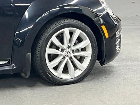 Used 2017 Volkswagen Beetle 1.8T Classic FWD image 32