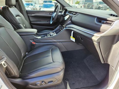 New 2025 Jeep Grand Cherokee Limited w/ Black Appearance Package image 11