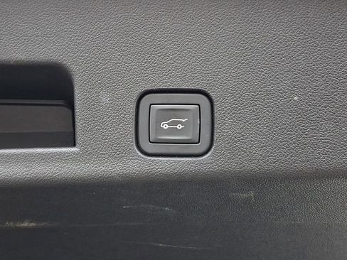 Used 2025 Chevrolet Traverse RS image 32