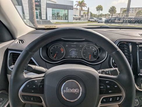 Used 2019 Jeep Cherokee Limited w/ Technology Group FWD image 30