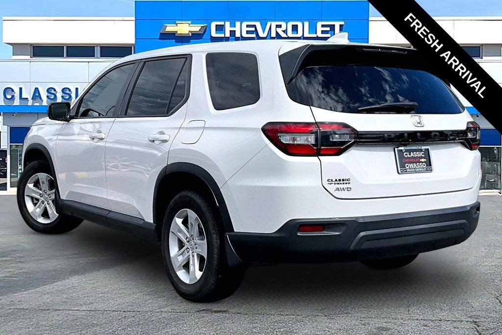 Used 2023 Honda Pilot LX image 3