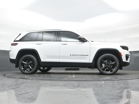 Used 2025 Jeep Grand Cherokee Limited w/ Black Appearance Package image 16