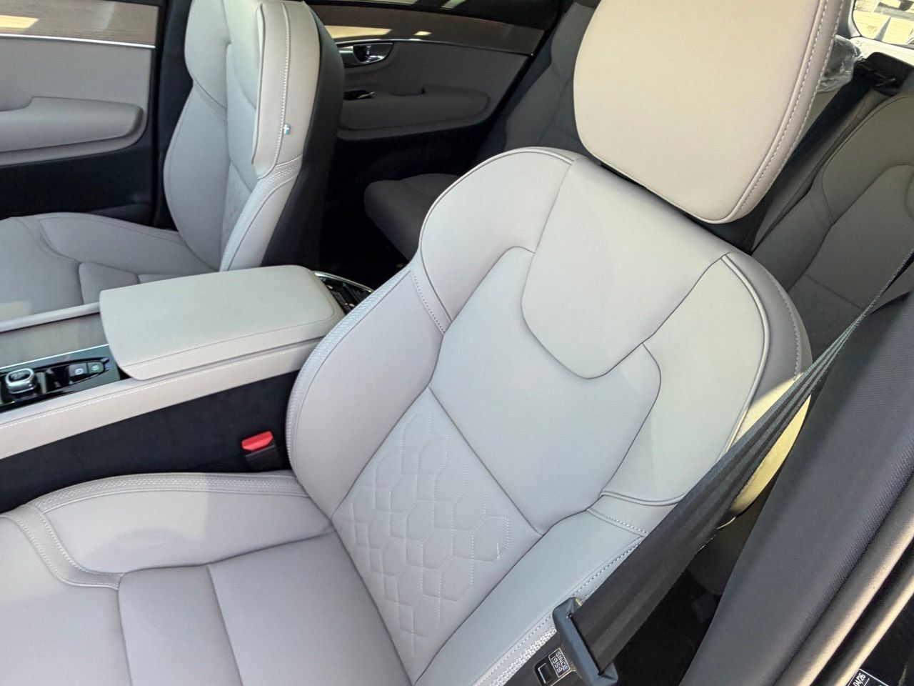 New 2026 Volvo XC90 T8 Plus w/ Protection Package Premier AWD/4WD image 17