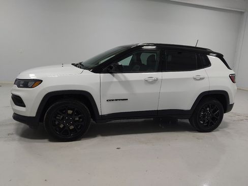 Used 2023 Jeep Compass Latitude w/ Convenience Group AWD/4WD image 2