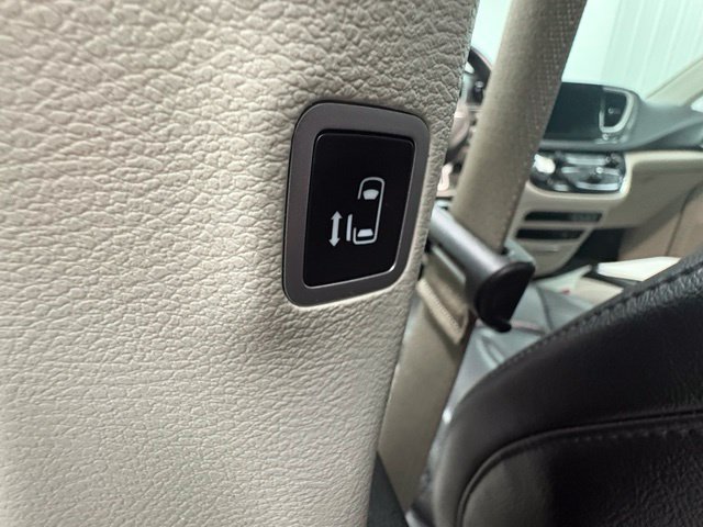Used 2022 Chrysler Pacifica Touring-L FWD image 14