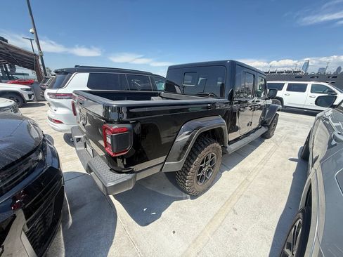 Used 2025 Jeep Gladiator Sport AWD/4WD image 2