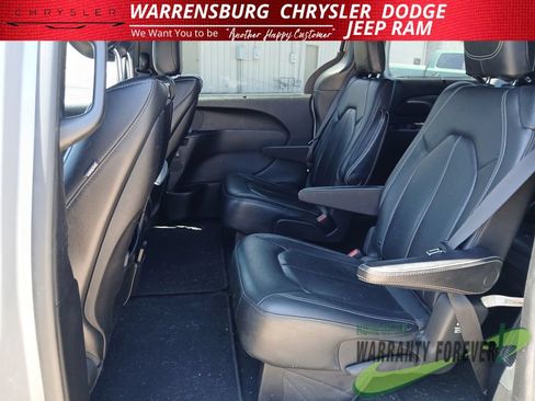 Used 2021 Chrysler Pacifica Touring-L w/ Uconnect Theater Family Group AWD/4WD image 13