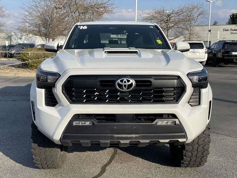 Used 2024 Toyota Tacoma TRD Sport image 8