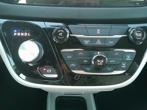 Used 2017 Chrysler Pacifica Touring Plus FWD image 39