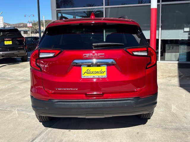 Used 2024 GMC Terrain SLE w/ Driver Convenience Package FWD image 5