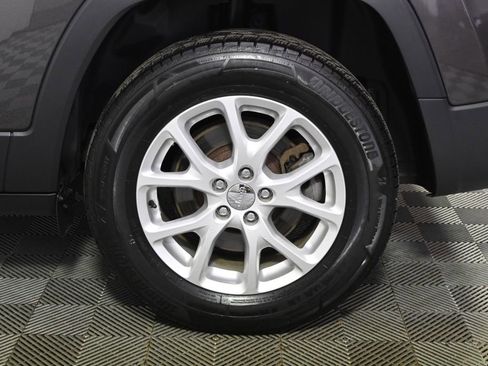 Used 2018 Jeep Cherokee Latitude Plus w/ Cold Weather Group image 20